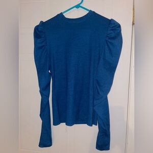 NWOT blue Amazon cotton blend top. Ruched sleeves.